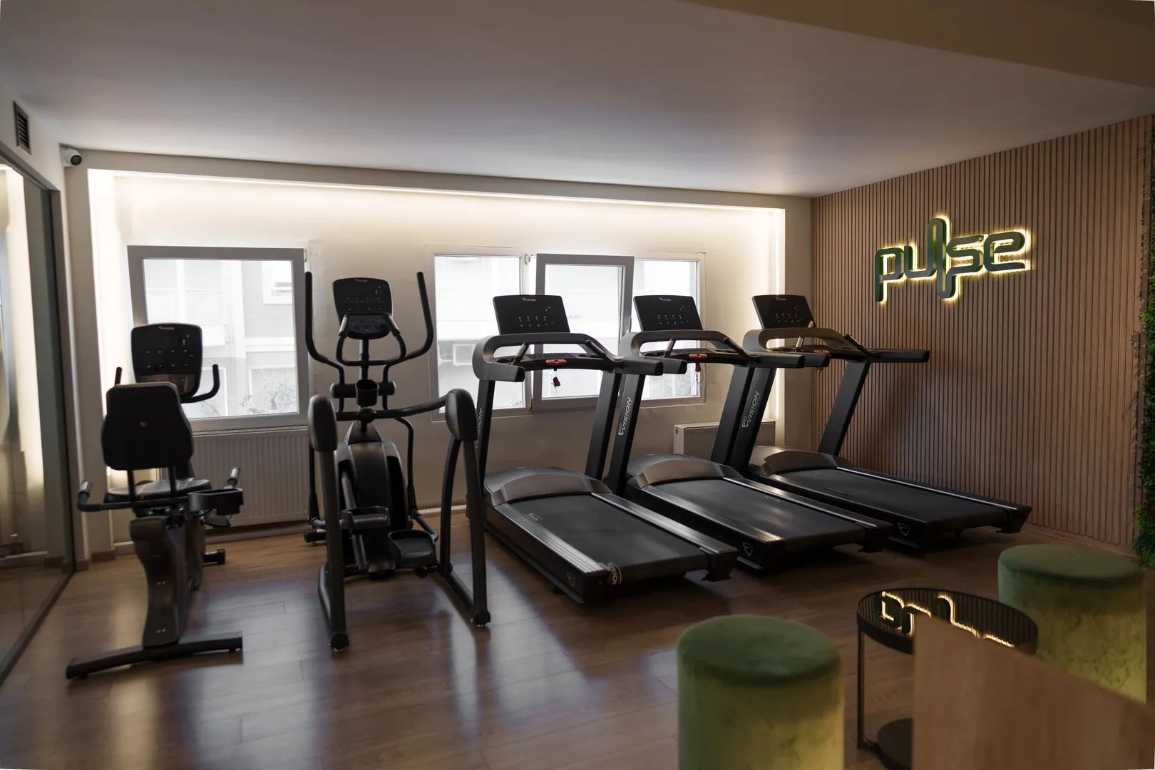 Ο χώρος cardio με διαδρόμους και το λογότυπο PULSE