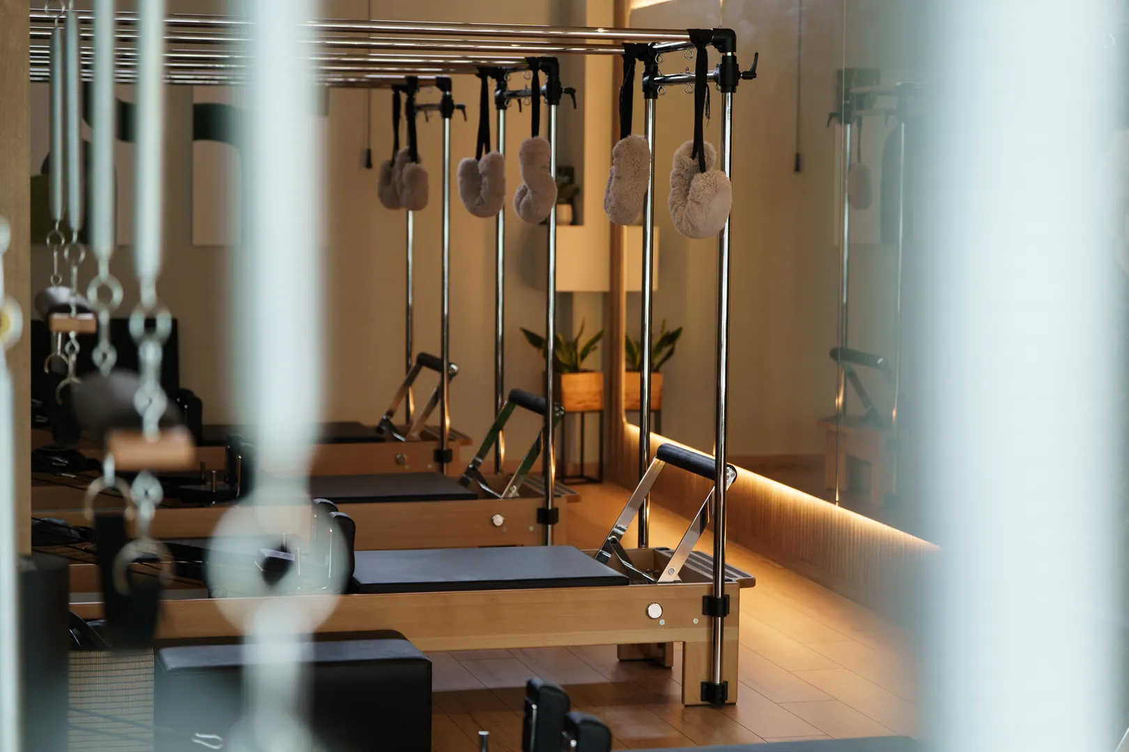 Λεπτομέρεια από τα όργανα Pilates στο studio του PULSE