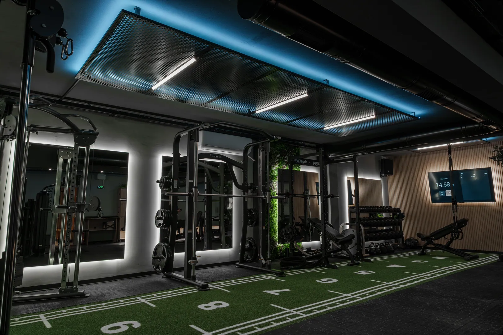 Ο χώρος Functional του PULSE με racks, ελεύθερα βάρη και στίβο προπόνησης